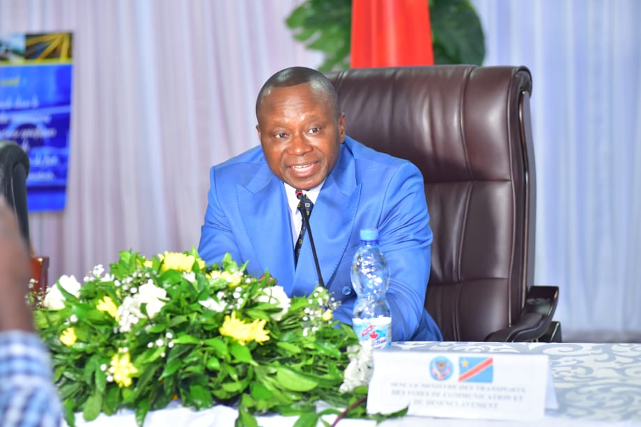 Lomami : le ministre Chérubin Okende encourage la société aérienne Sauterelles pour le désenclavement de la province de Lomami.