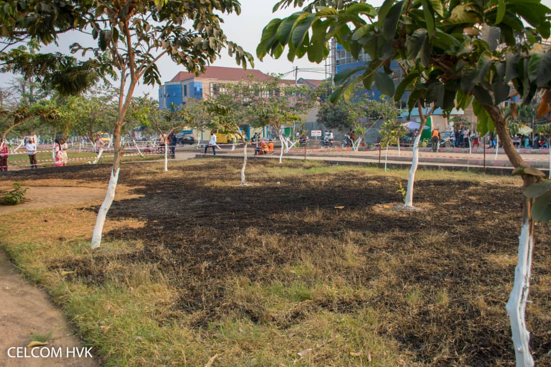 Kinshasa: sabotage de l’action de Gentiny Ngobila,  pelouse incendiée et des pavés détruits à Limete.
