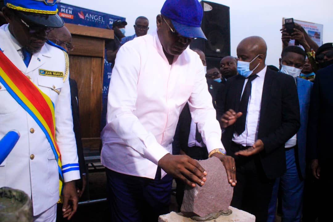 Gentiny Ngobila pose la première pierre pour la construction d’un centre sportif à Lemba-Salongo