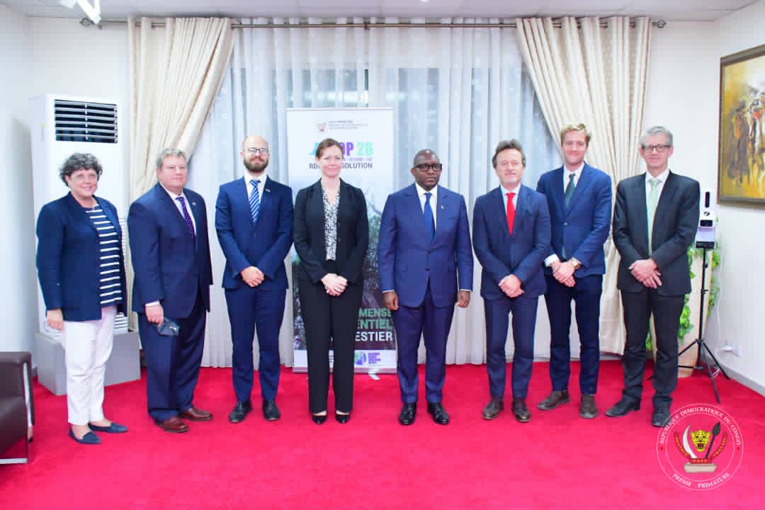 Le Premier Ministre Jean-Michel Sama Lukonde et une délégation des ambassadeurs accrédités en RDC échangent sur la COP-26