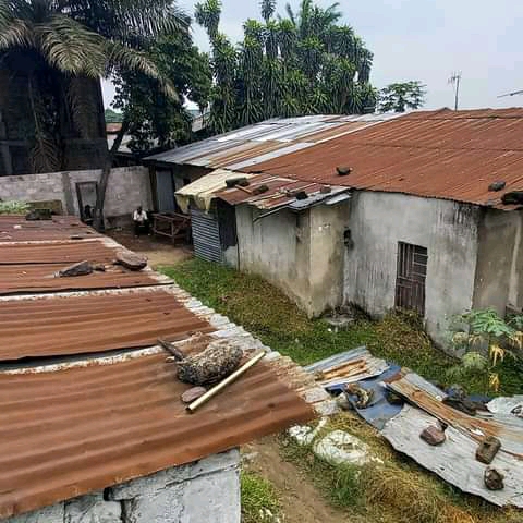 Kasaï-Central: Plusieurs maisons détruites et quelques toitures emportées par la pluie à Nganza