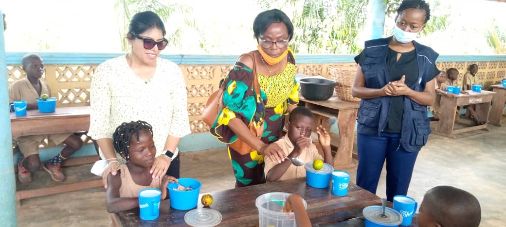 Bénin: la fondation Choithrams et le PAM en visite d’évaluation et d’appréciation dans les écoles à cantine