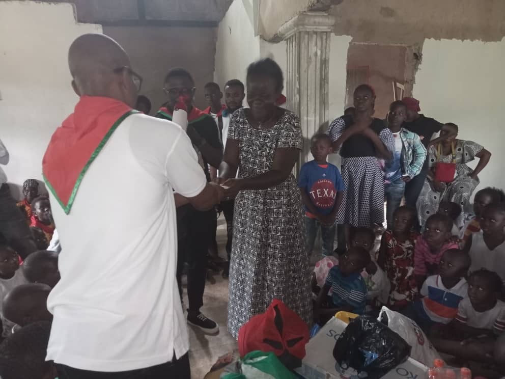 Les Kizito-Anuarite de la Paroisse Sainte Rita en visite à l’orphelinat Evapev à Kimwenza