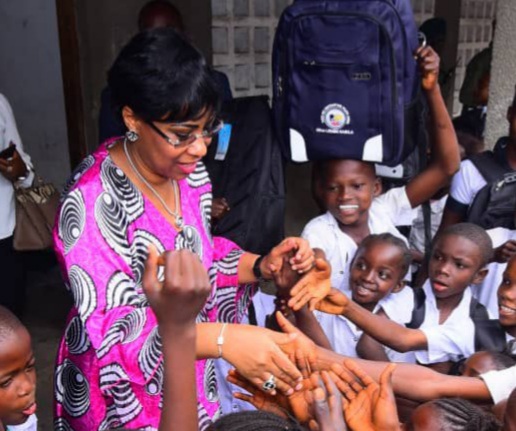 Olive Lembe dans ses œuvres de bienfaisance fait des dons aux élèves de Boma