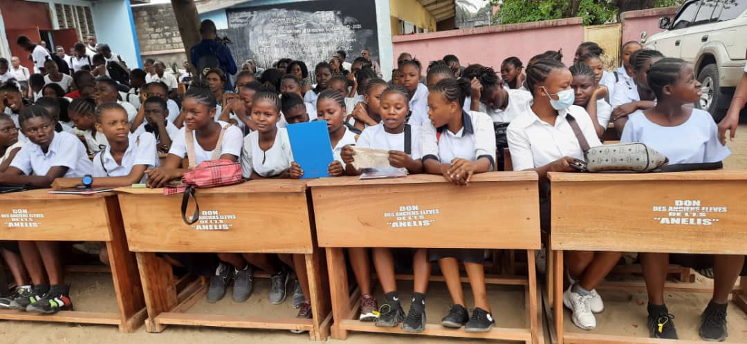 Kinshasa: Don de 122 bancs aux élèves, les « Anelis » à la rescousse de l’Institut de Selembao