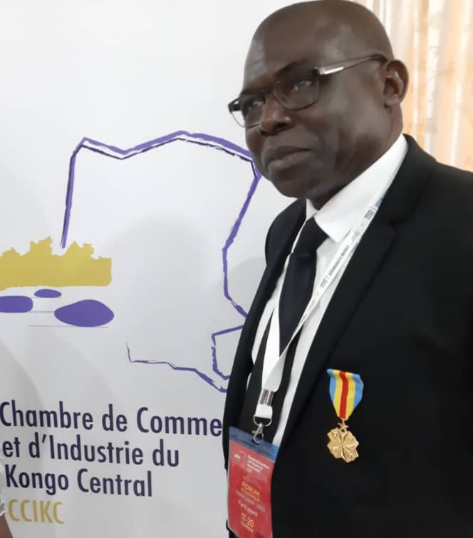 Spécialiste des opérations à cœur ouvert, le Professeur Alphonse Nzomvuama reçoit la médaille d’Or de mérite civile