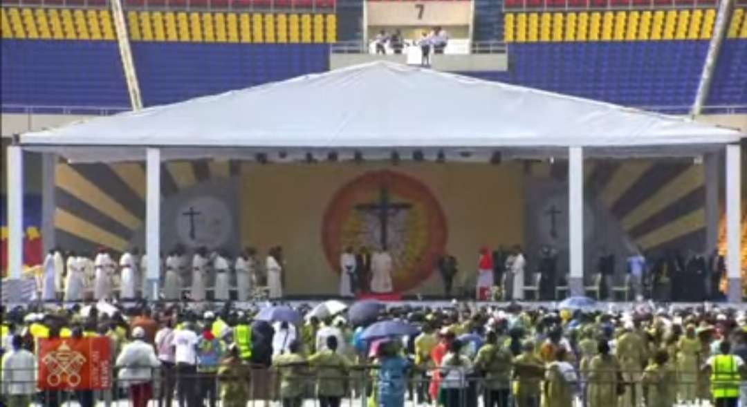 Au stade des martyrs: Le pape François appelle les jeunes à bannir le tribalisme et le régionalisme
