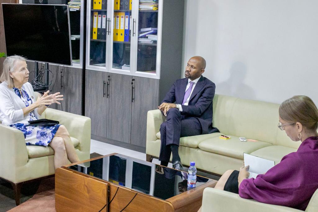 RDC: la nouvelle ambassadrice américaine Lucy Tamlyn reconnait le travail de Patrick Muyaya dans la lutte contre la désinformation