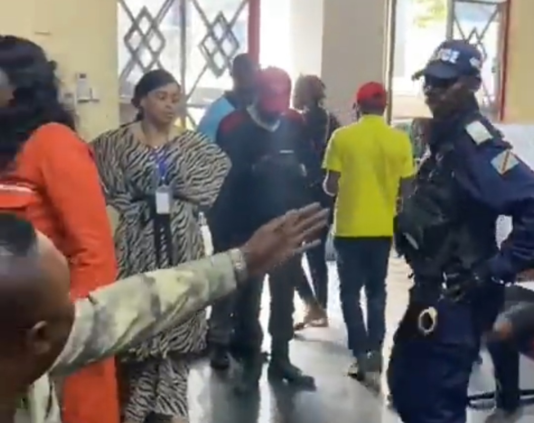 Après plusieurs jours d’attentes de leurs bagages et des vols annulés, des passagers en colère, prennent d’assaut le siège de Royal Air Maroc à Kinshasa