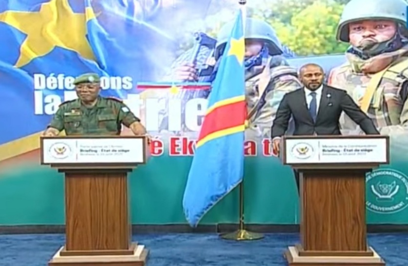 Le porte-parole des FARDC, le Général Sylvain Ekenge et le ministre Patrick Muyaya présentent les acquis de l’état de siège