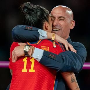 La championne du monde, Jenni Hermoso réclame des sanctions à l’encontre du président de la fédération espagnole de football après son baiser forcé