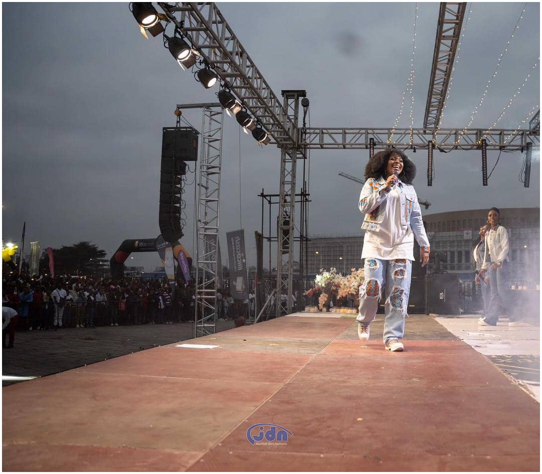 Devant un millier des fans, Dena Mwana livre un spectacle haut en couleurs à l’esplanade du Palais du peuple