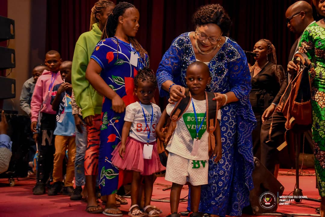 Kinshasa: la ministre du genre, famille et enfant, Mireille Masangu donne l’espoir d’une bonne rentrée scolaire aux enfants orphelins