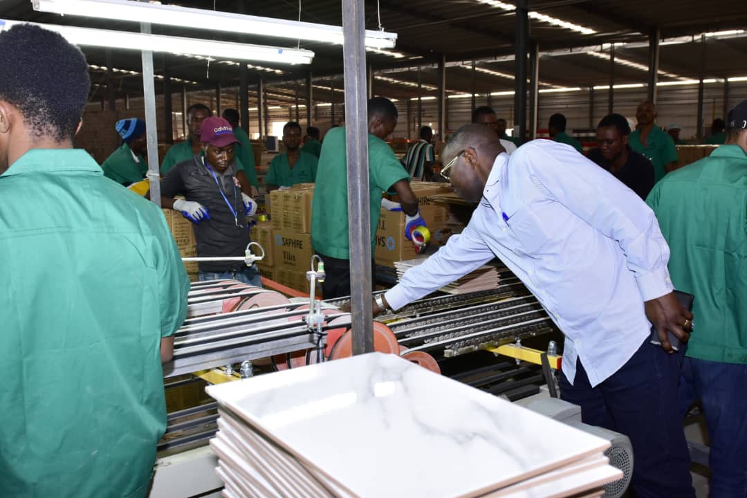 Le ministre Julien Paluku marque l’industrialisation de la RDC: la production des carreaux et faïences made in Congo, une réalité dans  la ZES pilote de Maluku