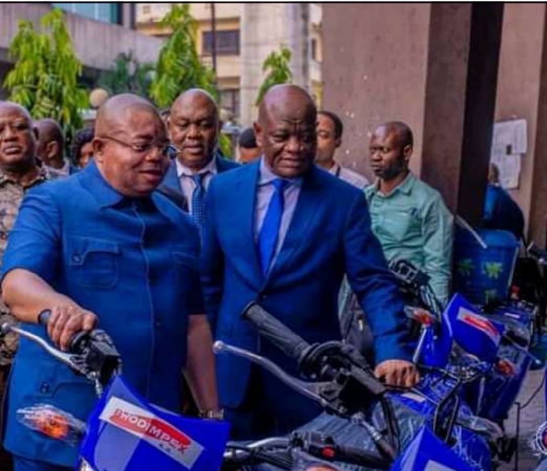 RDC: Le DG de la DGI Barnabé Muakadi fait un geste inédit, des grands bus, des vehicules tout terrain et des motos remis au personnel des Impôts