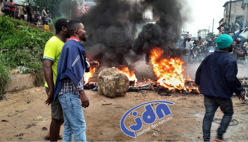 Erosions à la Cité Pumbu: les jeunes brûlent des pneus, barricadent la route de Kimwenza