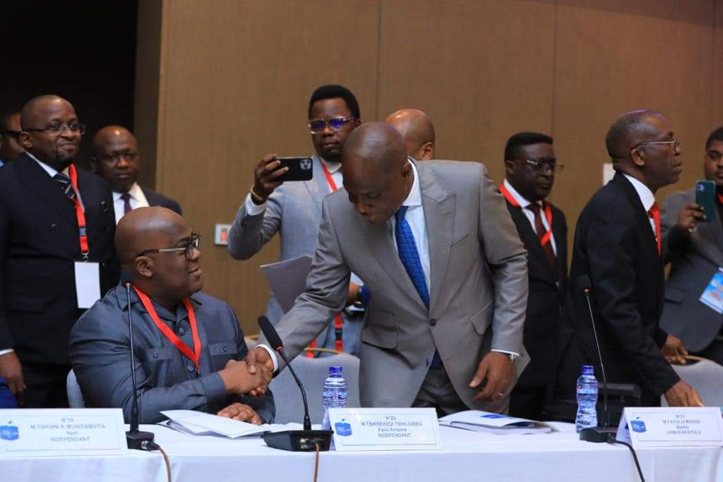 Coup de chapeau à Denis Kadima: au cadre de concertation des candidats présidents de la République, Martin Fayulu et Félix Tshisekedi se serrent la main