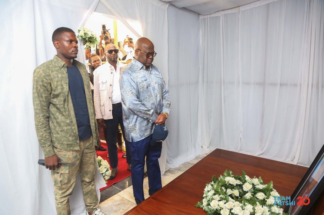 Avant de commencer sa campagne, le candidat Félix Tshisekedi scelle deux alliances: il s’incline sur la tombe de son feu père et reçoit la bénédiction de sa mère