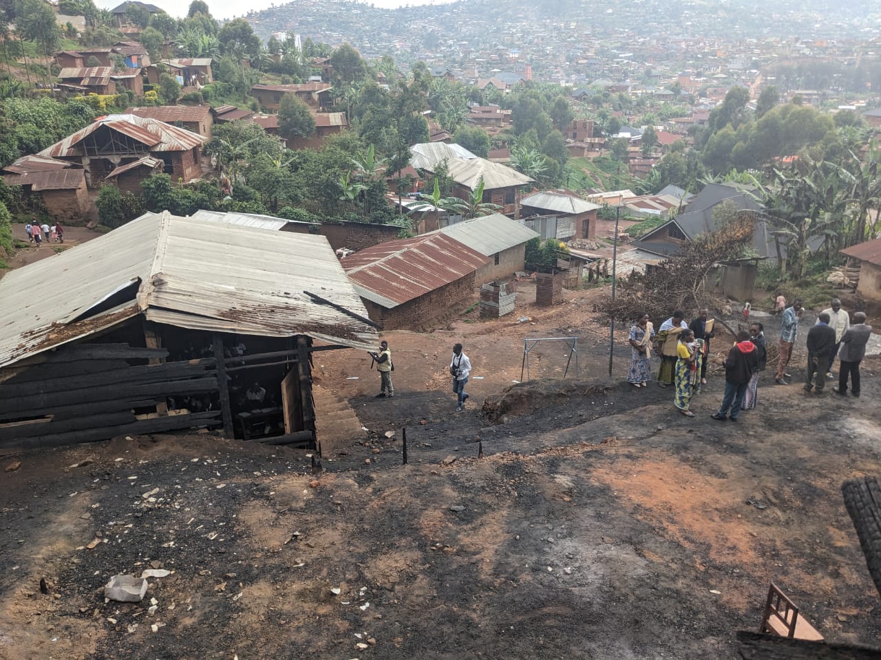 Nord-Kivu : après l’incendie de leur complexe à Butembo, des centaines d’écoliers placés provisoirement dans des écoles avoisinantes