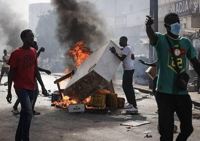 Violences meurtrières au Sénégal : un étudiant tué lors de manifestations contre le report des scrutins