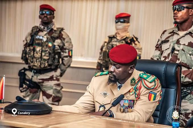 Guinée : Le président de la transition frappe fort, Mamadi Doumbouya passe à la dissolution du gouvernement.