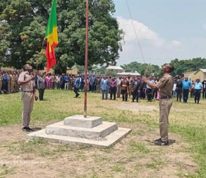 Brazzaville : Des élèves d’un lycée écopent de 2 mois d’emprisonnement pour avoir utilisé un drapeau fictif à la place du drapeau national