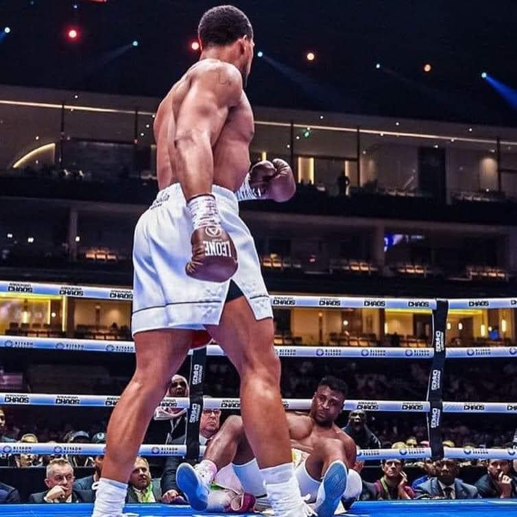Boxe Anglaise: Antony Joshua inflige un K.O mémorable à Francis Ngannou au 3ème round
