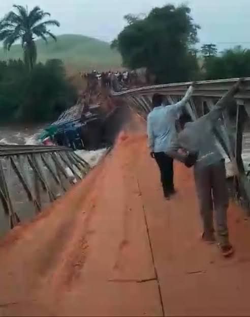 La population de Mbuji-mayi, l'une des principales villes de la République démocratique du Congo (RDC), a été sous le choc ce dimanche 26 mai 2024 après l'effondrement du pont Lubi, qui relie la route entre Mbuji-mayi et Kabeya Kamuanga.