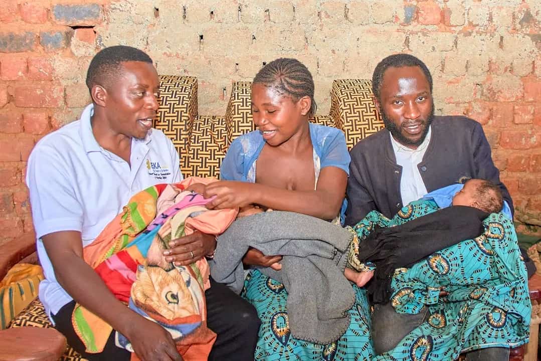 Nord-Kivu : sans nouvelles de son mari, une déplacée de guerre, mère de triplées fuit la cité de Kanyabayonga malgré les effets douloureux de la césarienne
