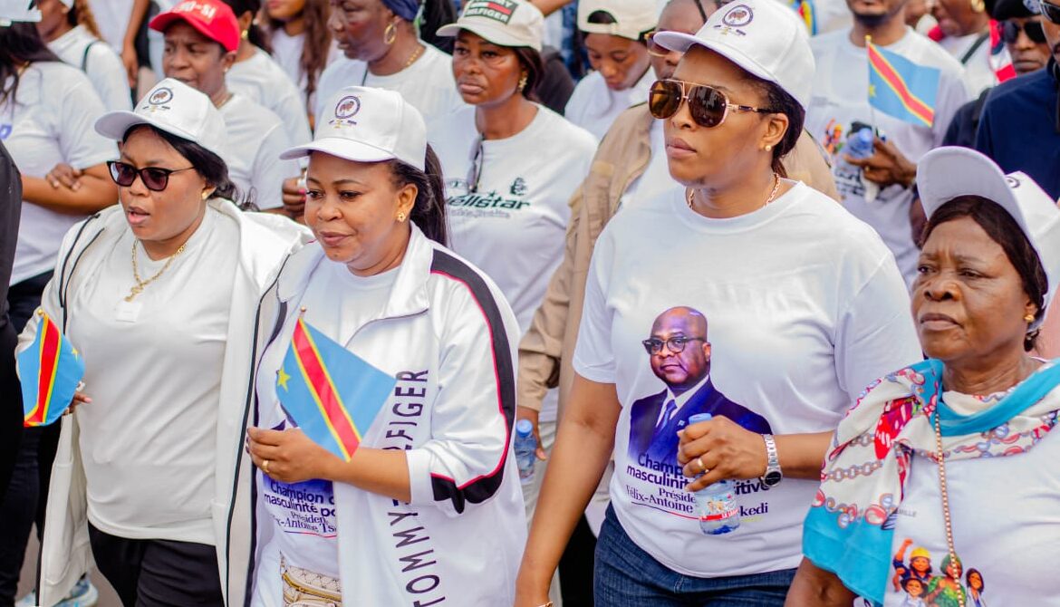 Sous l’impulsion de Micheline Ombae, Kinshasa marche pour l’Est : une marée humaine en polo blanc lance le mois de la femme