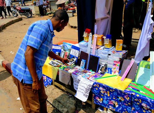 Rentrée scolaire 2026-2027 : le prix des fournitures scolaires fait débat à Lubumbashi